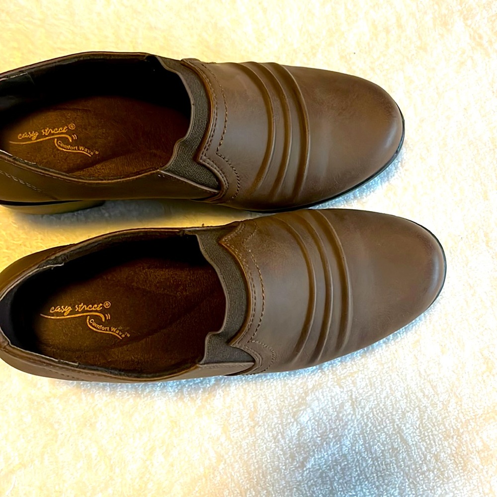 Brown Easy Street booties 7w